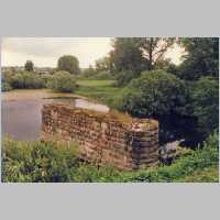 111-1462 Wehlau 1997, Pfeiler der ehemaligen Vorflutbruecke.jpg